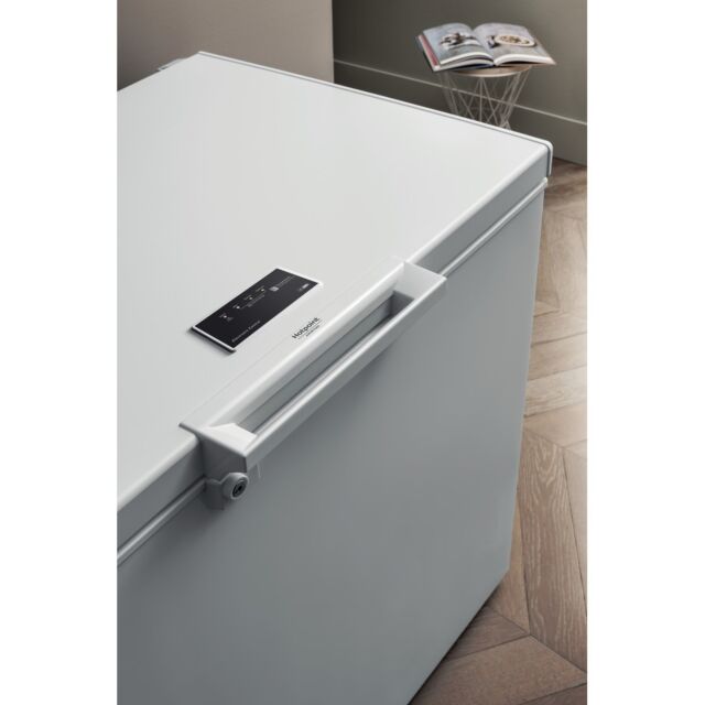 Hotpoint CS1A400HFMFA1 Chest Freezer, 141cm, Manual Defrost, F Energy 